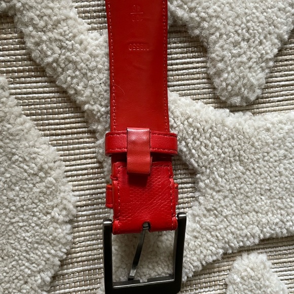 Red Louis Vuitton Leather Belt. 118 cm. - Picture 3 of 7